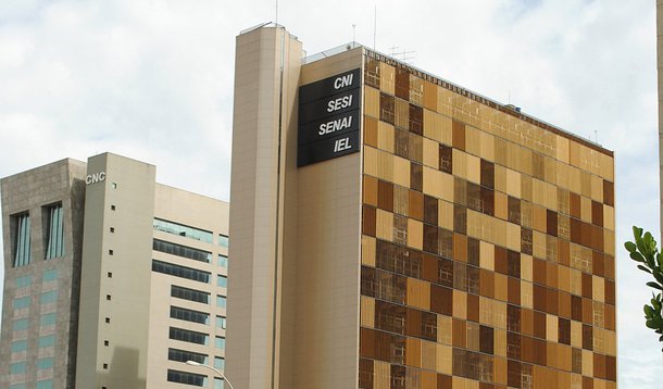 Uma ameaça de bomba à sede da Confederação Nacional da Indústria (CNI), em Brasília, mobilizou 23 homens do Corpo de Bombeiros e 30 da Polícia Militar, entre eles do Esquadrão Anti-Bomba, além de cães farejadores; um funcionário da CNI recebeu um telefonema anônimo de uma pessoa que dizia haver três artefatos explosivos no prédio, sem especificar a localização; o prédio da CNI, entidade que representa a indústria, tem 17 andares e, nele, funcionam ainda o Serviço Social da Indústria (Sesi), o Instituto Euvaldo Lodi (IEL) e parte do Serviço Nacional de Aprendizagem Industrial (Senai)