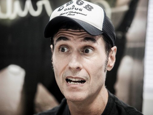 Vocalista do Capital Inicial, o cantor Dinho Ouro Preto condenou a condução coercitiva do ex-presidente Lula; "não entendi o pq da condução coercitiva. acho q é preciso q tudo seja explicado (não, lula ñ está acima de outros cidadãos ) mas a lei vale pra todos, inclusive para a polícia", escreveu ele, em seu Facebook