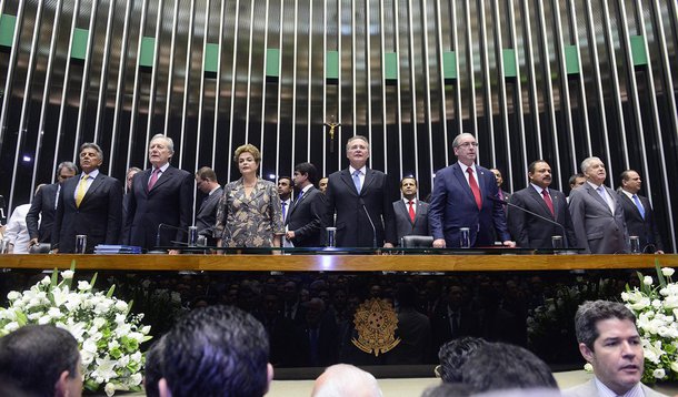 Em seu discurso durante a sessão de abertura dos trabalhos legislativos de 2016, o presidente da Câmara afirmou que este será um ano difícil por conta da crise econômica, do ambiente político e da epidemia do zika vírus, que devem dominar os debates do Parlamento; Eduardo Cunha (PMDB-RJ) reafirmou que a Câmara deverá se manter independente, analisando as propostas do governo e também dos deputados