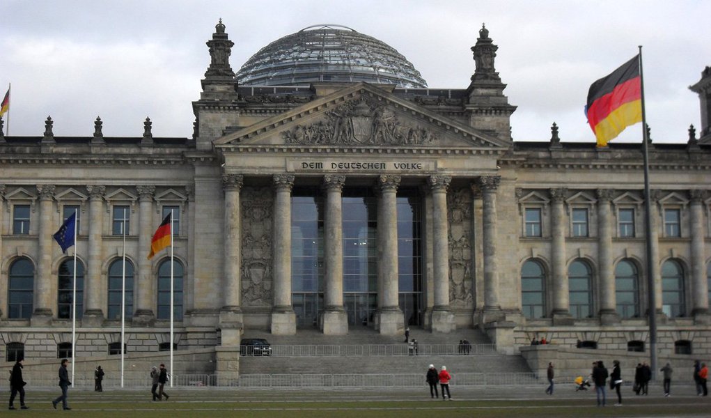 Câmara baixa do Parlamento da Alemanha aprovou o envio de seis caças de reconhecimento Tornado, uma fragata para ajudar a proteger o porta-aviões francês Charles de Gaulle, aeronaves de abastecimento e até 1,2 mil militares para ajudar no combate aos extremistas do Estado Islâmico; Alemanha, contudo, não irá se juntar a países como França, Estados Unidos, Grã-Bretanha e Rússia na realização de ataques aéreos