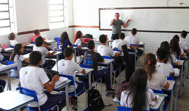 Os professores do Sistema Estadual de Ensino do Maranhão, com licenciatura plena, recebem a segunda melhor remuneração entre as redes estaduais do país, para um regime de trabalho de 40 horas semanais; com valor de R$ 4.985,44, o estado perde apenas para o Distrito Federal, segundo dados apontados na Tabela de Salários do Magistério da Educação Básica, divulgada pela Confederação Nacional dos Trabalhadores em Educação (CNTE)