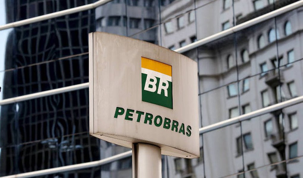 Em dois anos, a Petrobras e suas subsidiárias demitiram 169,7 mil pessoas, o que representa 61% da equipe atual; em dezembro de 2013, eram 446,3 mil pessoas –de cada 10 trabalhadores empregados antes da Lava Jato, 4 foram dispensados; atualmente, a Petrobras está hoje com um efetivo semelhante ao de 2007
