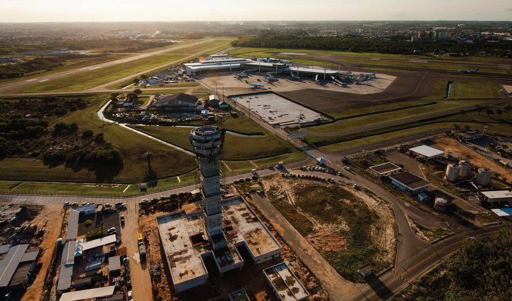 Tribunal de Contas da União (TCU) autorizou nesta quarta-feira (20) o governo a realizar o leilão para concessão dos aeroportos de Florianópolis (SC), Porto Alegre (RS), Fortaleza (CE) e Salvador (BA); tribunal fez algumas recomendações à Anac, responsável pelo edital, como estudo de viabilidade ambiental no aeroporto de Salvador; governo estima que os quatro aeroportos recebam investimentos de R$ 8,5 bilhões das empresas que assumirem as concessões