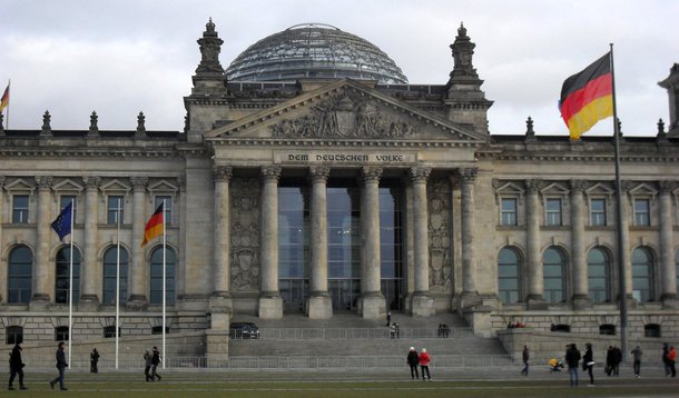 Câmara baixa do Parlamento da Alemanha aprovou o envio de seis caças de reconhecimento Tornado, uma fragata para ajudar a proteger o porta-aviões francês Charles de Gaulle, aeronaves de abastecimento e até 1,2 mil militares para ajudar no combate aos extremistas do Estado Islâmico; Alemanha, contudo, não irá se juntar a países como França, Estados Unidos, Grã-Bretanha e Rússia na realização de ataques aéreos