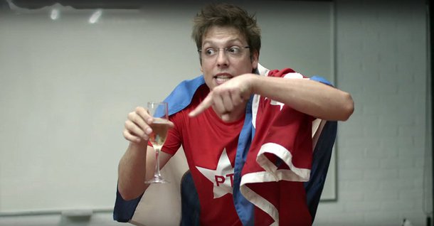 Grupo humorístico ironiza internautas em novo vídeo após o polêmico "Delação", que provocou uma tentativa fracassada de boicote; "o Lula é um ladrão que roubou meu coração", diz Gregório Duvivier, reunido com seus colegas que comem caviar e tomam champagne, enquanto discutem roubos pela Lei Rouanet; assista