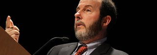 Ex-presidente do Banco Central durante o governo do ex-presidente Fenando Henrique Cardozo e cotado para ser o ministro da Fazenda caso o senador Aécio Neves, ambos do PSDB, vencesse as últimas eleições presidenciais, Armínio Fraga voltou a criticar o governo e a política econômica da presidente Dilma Rousseff; dizendo-se "descrente" quanto ao futuro do Brasil; Fraga diz que se estivesse à frente da economia "jogaria no ataque", promovendo uma "grande mudança de regime econômico"; detalhe: quando deixou o BC, o dólar estava em quase quatro reais, a inflação em dois dígitos, o País nãp possuía reservas e o crescimento econômico era pífio