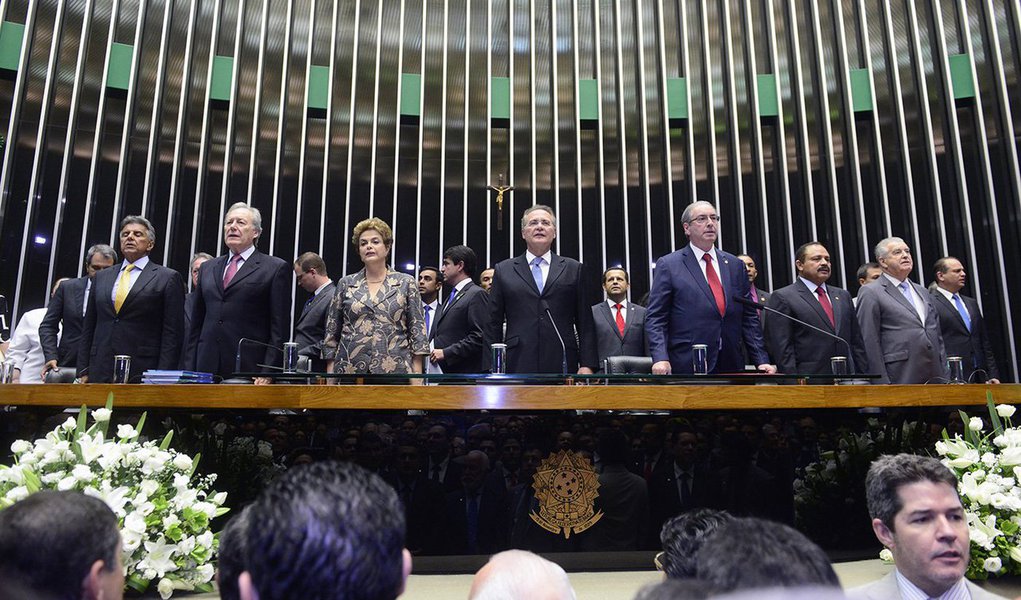 Em seu discurso durante a sessão de abertura dos trabalhos legislativos de 2016, o presidente da Câmara afirmou que este será um ano difícil por conta da crise econômica, do ambiente político e da epidemia do zika vírus, que devem dominar os debates do Parlamento; Eduardo Cunha (PMDB-RJ) reafirmou que a Câmara deverá se manter independente, analisando as propostas do governo e também dos deputados