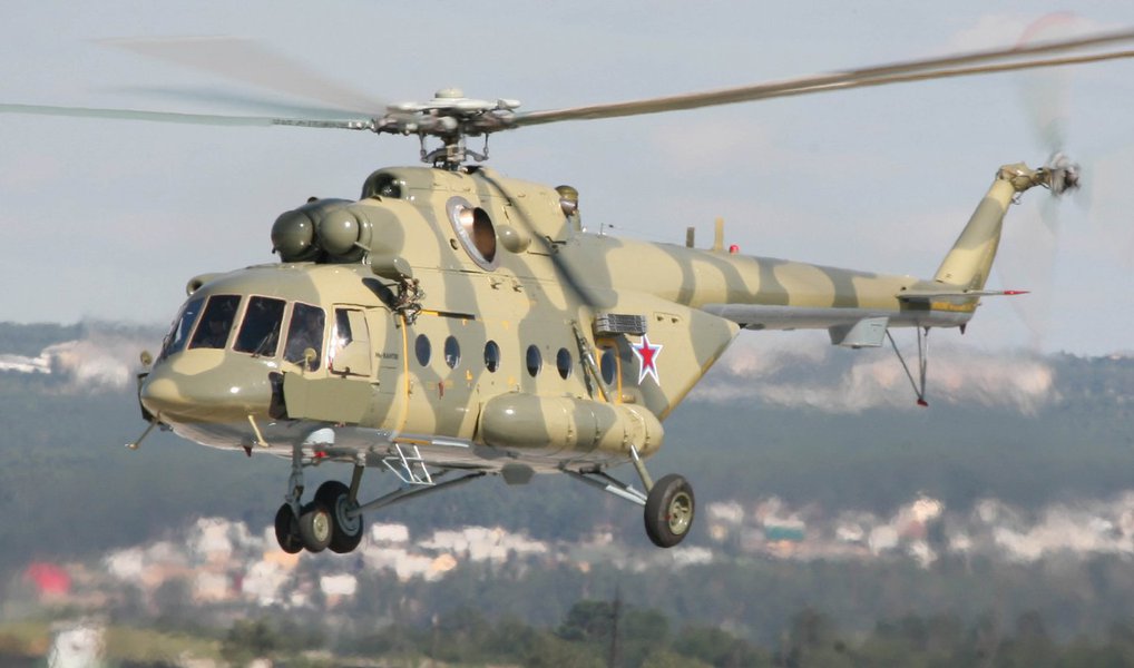 Pelo menos quatro militares russos morreram nesta segunda-feira, 8, em uma queda de helicóptero no Noroeste do país, de acordo com informações do Ministério da Defesa das Rússia; "Segundo um grupo de busca e resgate que chegou ao local do pouso de emergência de um helicóptero Mi-8, três pilotos e um instrutor técnico foram mortos", afirmaram representantes do ministério; contato foi perdido pouco antes de o piloto tentar aterrissagem de emergência perto da cidade de Ostrov, a cerca de 30 km da fronteira da Rússia com a Letônia