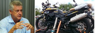 O governador do Distrito Federal, Rodrigo Rollemberg, determinou a suspensão da compra de motos da marca alemã BMW pelo Detran; o órgão havia anunciado a compra de 14 motocicletas do modelo F 800 GS Adventure por R$ 648,5 mil; cada unidade estava avaliada em R$ 46.324; em nota, o chefe do executivo local afirmou que é preciso "observar as características dos veículos bem como os valores investidos, tendo em vista a atual crise financeira do Distrito Federal"; o departamento terá que reavaliar as especificações da frota, seguindo os "princípios de austeridade e economicidade"