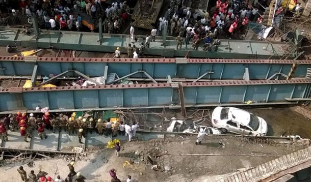 Um viaduto em construção desaou na cidade indiana de Caslcutá, Leste do país; tragédia deixou pelo menos 14 pessoas mortas e mais de 70 ferido; estrutura desabou por volta da hora do almoço, numa zona densamente povoada da cidade indiana