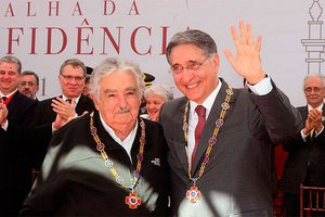 No último 21 de abril, data emblemática para a luta dos mineiros por liberdade e justiça, duas imagens simbolizaram o diferencial do Governo Pimentel: no palco, como homenageado, Pepe Mujica, símbolo maior da luta das classes populares na América Latina. Embaixo, em lugar de destaque entre os convidados, os movimentos sociais, que jamais haviam participado da celebração como protagonistas