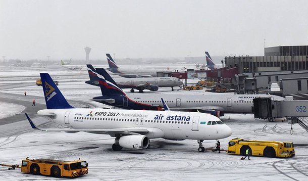 Capital da Rússia registrou a maior nevasca em meio século; "Caíram 24 milímetros de neve, ou seja, 70% da norma mensal, que constitui 34 milímetros", informou o centro meteorológico; nevasca provocou engarrafamentos nas vias públicas e cancelamento de 111 voos nos aeroportos de Moscou