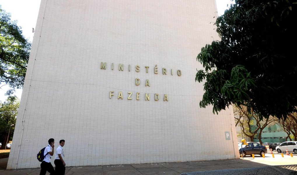 Depois de três meses de discussões, o Ministério da Fazenda e os governadores fecharam um acordo para renegociar a dívida dos estados com a União; até o início da próxima semana, o governo federal enviará ao Congresso um projeto de lei complementar para alterar a Lei de Responsabilidade Fiscal e permitir o refinanciamento; pelo acordo, os governos locais poderão alongar a dívida com a União em 20 anos e as dívidas com o Banco Nacional de Desenvolvimento Econômico e Social (BNDES) em dez anos