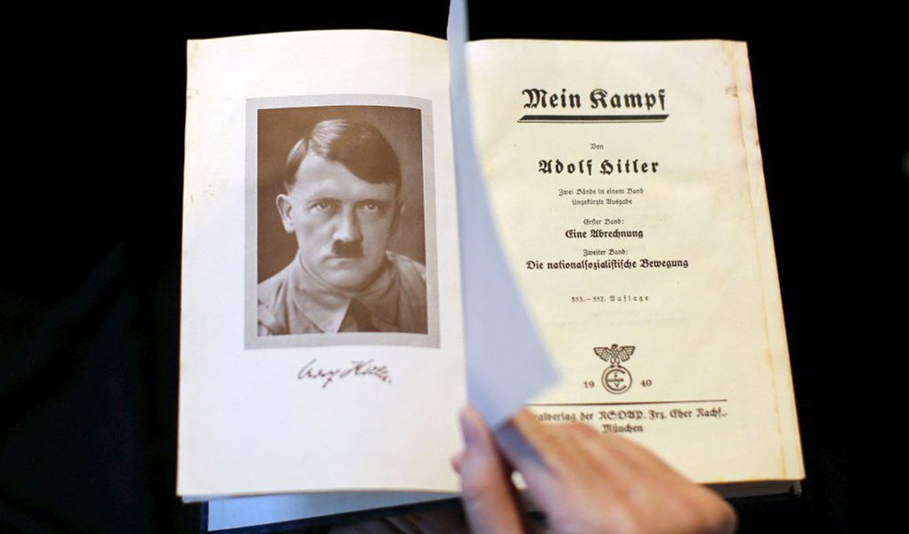 Tribunal de Justiça do Rio determinou que sejam proibidas a venda, exposição e divulgação do livro ‘Minha Luta’ de Adolf Hitler, escrito em 1925 pelo líder nazista; o órgão avalia que o livro incita práticas de intolerância contra grupos sociais, étnicos e religiosos e recorda que a discriminação à pessoa humana contraria valores humanos e jurídicos estabelecidos pela República brasileira, justificando a proibição da obra; a ação cautelar foi ajuizada pelo MP-RJ e quem descumprir a decisão, válida para todo o estado, terá que pagar multa de R$ 5 mil; mandados de busca e apreensão já foram expedidos