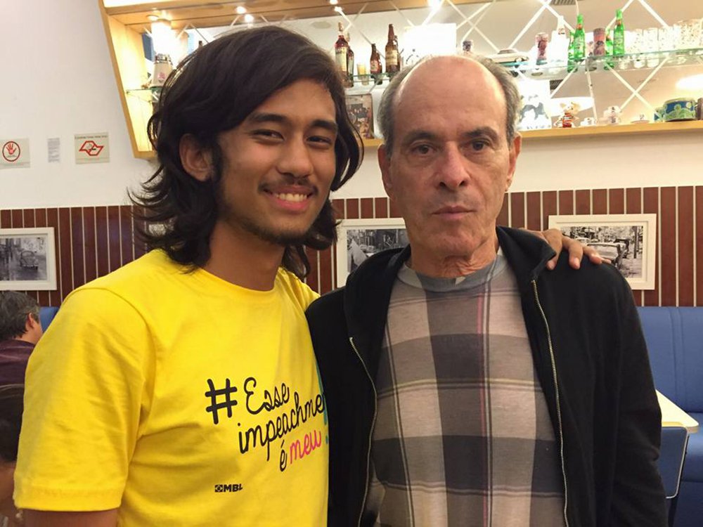 Cantor teria respondido que só aceitou ao pedido do jovem para tirar a foto em uma lanchonete sem saber quem era e nem o motivo; em seu Facebook, líder do Movimento Brasil Livre (MBL), Kim Kataguiri, divulgou a foto como se Matogrosso fosse um apoiador do impeachment