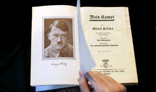 Tribunal de Justiça do Rio determinou que sejam proibidas a venda, exposição e divulgação do livro ‘Minha Luta’ de Adolf Hitler, escrito em 1925 pelo líder nazista; o órgão avalia que o livro incita práticas de intolerância contra grupos sociais, étnicos e religiosos e recorda que a discriminação à pessoa humana contraria valores humanos e jurídicos estabelecidos pela República brasileira, justificando a proibição da obra; a ação cautelar foi ajuizada pelo MP-RJ e quem descumprir a decisão, válida para todo o estado, terá que pagar multa de R$ 5 mil; mandados de busca e apreensão já foram expedidos