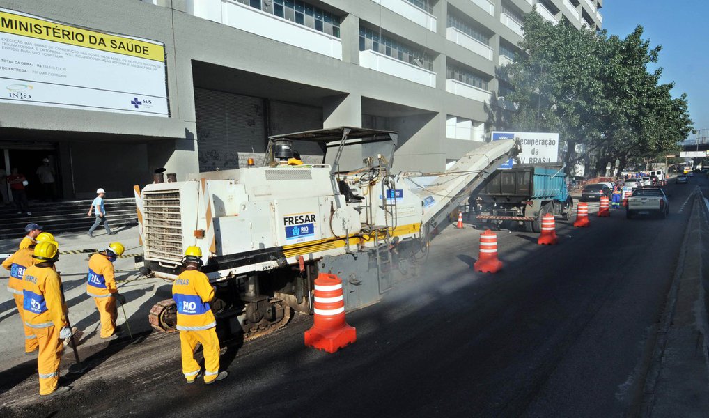 A Prefeitura do Rio, por meio da Secretaria Municipal de Conservação e Serviços Públicos, iniciou o programa de recuperação do asfalto da cidade; também batizada de Asfalto Liso, a operação contemplará fresagem, recapeamento e sinalização horizontal em 31 vias de grande circulação de veículos e espalhadas pelos mais diversos pontos do Rio; segundo o executivo municipal, serão investidos R$ 110 milhões aproximadamente; os primeiros serviços foram iniciados na última semana de março, como é o caso da Avenida das Américas e Avenida do Pepê; a previsão é de que todas as vias serão concluídas até junho de 2016