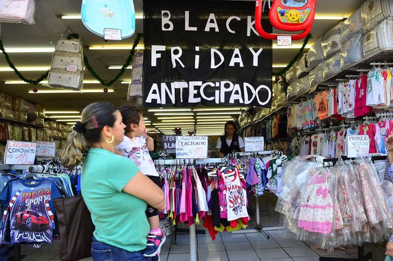 Anúncio de que a economia brasileira encolheu 1,7% no terceiro trimestre de 2015 na comparação com o trimestre anterior elevou o nível de alerta da Confederação Nacional do Comércio de Bens, Serviços e Turismo (CNC); comércio registrou sua quarta queda seguida e foi o segundo pior setor de atividade econômica, com redução de 2,4%; agora, para este ano, a CNC revisou sua projeção para -3,5% e, para o ano que vem, para um recuo de 2,0%