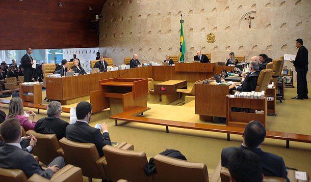 Processo sobre o impeachment da presidenta Dilma Rousseff poderá ser paralisado por alguns dias em função de questionamentos na Justiça; nas últimas sessões da comissão especial que analisa o caso, deputados governistas sinalizaram que vão recorrer ao Supremo Tribunal Federal (STF) e, caso esta situação se confirme, o presidente da comissão especial, deputado Rogério Rosso (PSD-DF), perde qualquer controle sobre o calendário e fica dependendo de uma posição da Corte para retomar os trabalhos; previsão é que o parecer do relator, Jovair Arantes (PTB-GO), seja apresentado amanhã (6) e a votação ocorra no dia 11