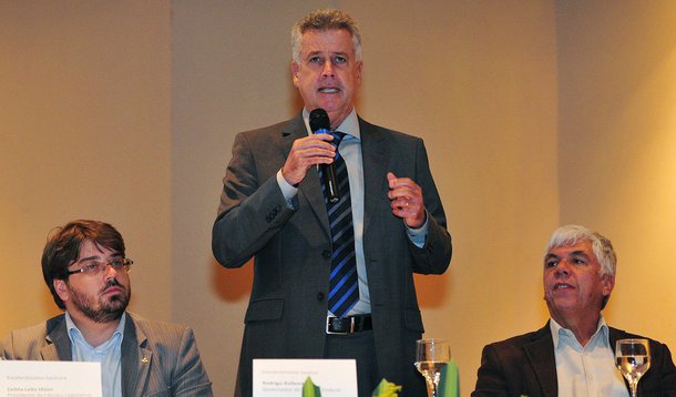 Foi lançado o primeiro empreendimento habitacional a ser construído em Brasília em cooperação com movimentos sociais; a Organização das Associações de Entidades Habitacionais do Distrito Federal arcará com os custos das obras do Residencial Nascente Ribeirão, que ocupará área particular de 320 hectares em Santa Maria e oferecerá, na primeira fase, 12 mil moradias para a população brasiliense; segundo acordo, seis mil unidades serão destinadas a famílias ligadas a associações cadastradas na entidade e a outra metade atenderá pessoas habilitadas na faixa 1 do programa Morar Bem — vinculado ao Minha Casa, Minha Vida, do governo federal