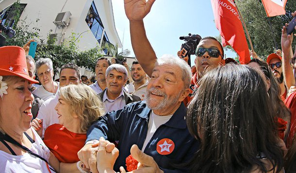 Teólogo Leonardo Boff engrossou o coro dos que defendem que o PT repense seu discurso e faça uma autocrítica; "O PT deve ao povo brasileiro uma autocrítica nunca feita integralmente. Para se transformar numa fênix que ressurge das cinzas, deverá voltar às bases e junto com o povo reaprender a lição de uma nova democracia participativa, popular e justa que poderá resgatar a dívida histórica que os milhões de oprimidos ainda esperam desde a colônia e da escravidão", afirma; para Boff, o "PT redimido" continuará sendo o melhor instrumento de representação "das grandes maiorias empobrecidas e marginalizadas do Brasil"; "Quem erra sempre pode aprender dos erros. Caso queira permanecer e cumprir sua missão histórica, o PT faria bem em seguir este percurso redentor", defende