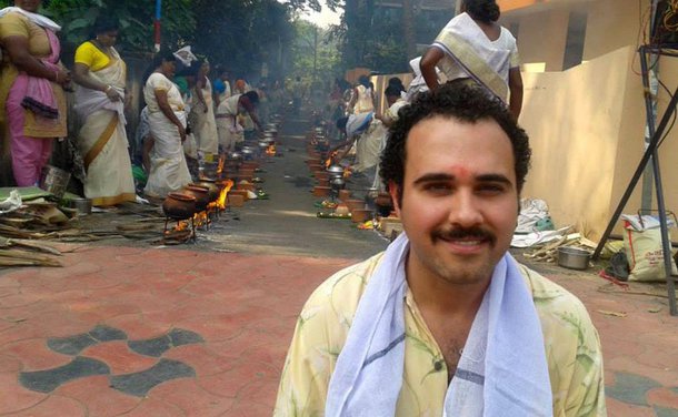 Tribunal egipcío condenou o escritor Ahmed Naji a dois anos de prisão por indecência pública após trechos de seu romance sexualmente explícito terem sido publicados em um jornal de literatura; capítulo do romance "Istikhdam al-Hayat", ou "Usando a Vida, foi publicado em um jornal estatal de literatura e um processo foi aberto contra ele por um cidadão que afirmou que os trechos causaram a ele aflição e palpitações; editor do jornal foi condenado a pagar multa de 10 mil libras egípcias (US$ 1,277)