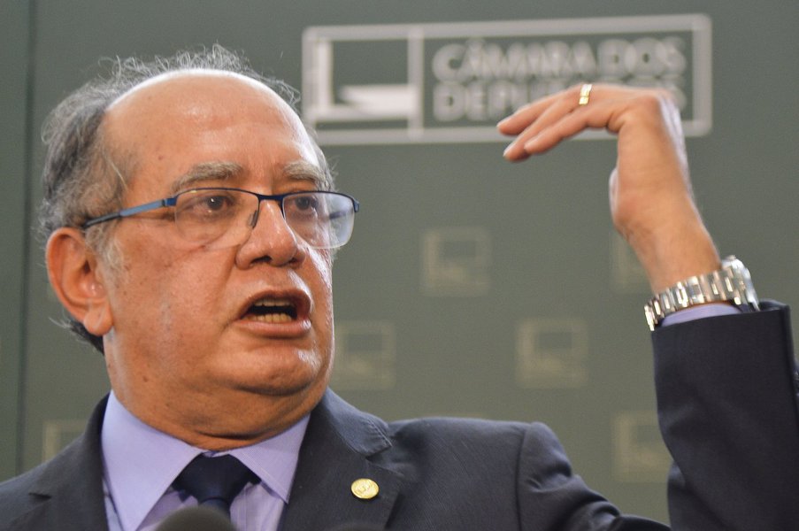 Não há qualquer problema em o cidadão Gilmar Mendes escolher um conteúdo ideológico. Ainda temos democracia e ainda existe uma Constituição que a alicerça. A questão é: tenha coragem, Mendes. Não és covarde. Peça para sair do STF e concorra às próximas eleições