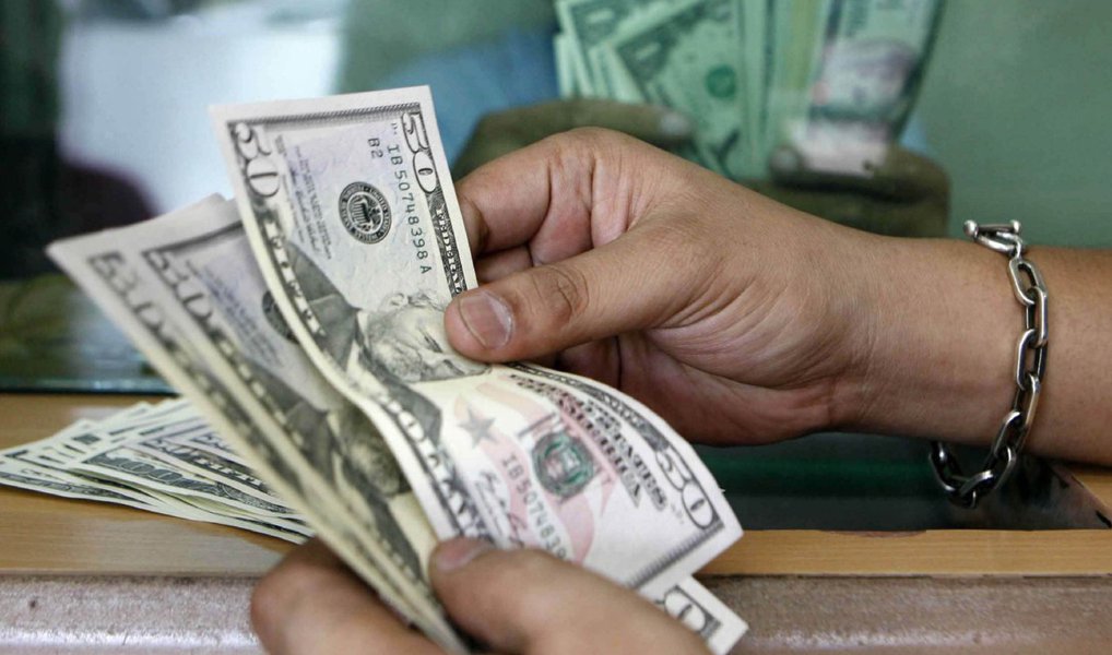 O Ibovespa fechou na maior alta percentual desde janeiro de 2009 (em mais de 50,9 mil pontos) e o dólar à vista caiu mais de 4%, depois que investidores aumentaram as apostas na eventual saída de Dilma Rousseff da presidência. os juros futuros recuaram; contribuiu para o bom humor dos investidores a alta das commodities no mercado internacional e o enfraquecimento do dólar frente a outras moedas; a moeda americana à vista fechou em queda de 4,15%, cotada a R$ 3,6499; o dólar comercial recuou 2,32%, para R$ 3,6520