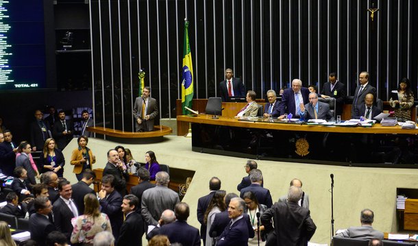 A votação do projeto que permite a regularização de recursos não declarados à Receita mantidos no exterior foi adiada para a próxima semana; por 193 votos a favor e 175 contra, os deputados decidiram pela retirada do projeto da pauta de votação do plenário nesta quarta (28); a oposição encarou o adiamento como uma derrota do governo; mas o líder do governo na Câmara, deputado José Guimarães (PT-BA), afirmou que o projeto sofreu alterações de última hora e por isso interessava dar mais tempo para a discussão
