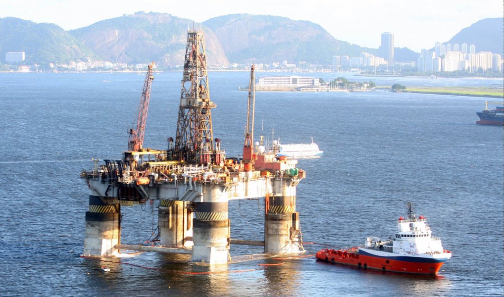 Segundo anúncio feito pela Petrobras nesta sexta-feira, a produção anual de petróleo da empresa no Brasil superou a meta fixada para o período pela primeira vez em 13 anos, atingindo 2,128 milhões de barris por dia (bpd), uma alta de 4,6% ante o ano anterior e de 0,15% ante previsão no plano de negócios da companhia