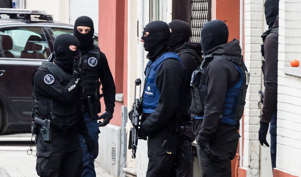 A Bélgica tem estado no centro de investigações sobre os ataques em Paris em 13 de novembro que acabaram com a morte de 130 pessoas após ligações emergirem com Bruxelas, particularmente com o bairro de Molenbeek