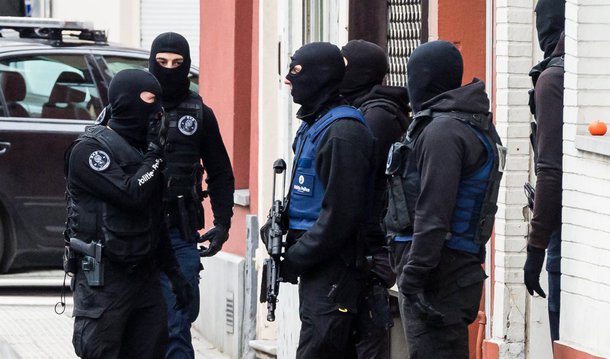 A Bélgica tem estado no centro de investigações sobre os ataques em Paris em 13 de novembro que acabaram com a morte de 130 pessoas após ligações emergirem com Bruxelas, particularmente com o bairro de Molenbeek