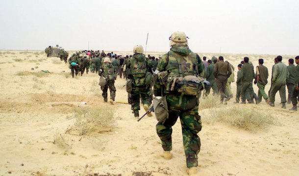 Operação militar iraquiana em curso contra o grupo extremista Estado Islâmico no norte do Iraque pode levar à fuga de 30 mil civis nas próximas semanas, alertou a agência da Organização das Nações Unidas (ONU) para os refugiados; equipes ainda estão a cerca de 50 quilômetros ao sul de Mossul, segunda maior cidade do Iraque, mas os confrontos já levaram à fuga de milhares de civis; "Cerca de 30 mil novos deslocados podem chegar a Makhmur nas próximas semanas com a continuidade da ofensiva militar", afirmou o Alto Comissariado da ONU para os Refugiados (Acnur)