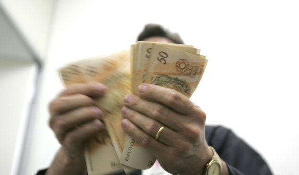 Salário mínimo no próximo ano deve chegar a R$ 946, valor que consta do projeto da Lei de Diretrizes Orçamentárias (LDO) de 2017, a ser enviado nesta sexta-feira, 15, pelo governo ao Congresso Nacional; mantendo a política de valorização do salário mínimo, a proposta do governo oferece reajuste de 7,5% a partir de 1º de janeiro