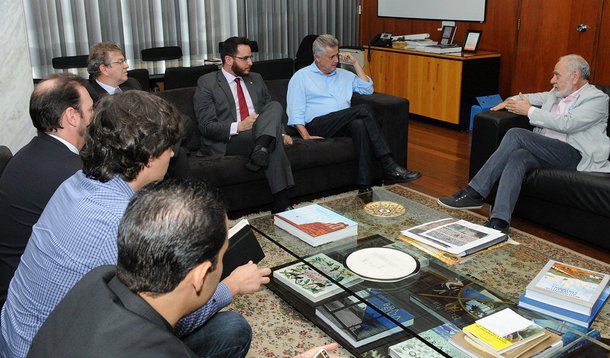 O governador Rodrigo Rollemberg recebeu o presidente do Instituto Campus Party, Francesco Farruggia, para acertar detalhes do lançamento oficial de Brasília como sede do evento tecnológico em 2017; o anúncio será feito em São Paulo (SP), durante a abertura da nona edição da Campus Party na capital paulista, na próxima terça (26); é considerado um dos maiores festivais mundiais de tecnologia. "Temos a convicção de que essa é uma vocação de Brasília", disse Rollemberg