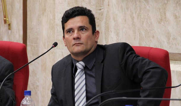 O Tribunal Regional Federal da 4ª Região (TRF-4) decidiu que o juiz federal Sérgio Moro terá que analisar os requerimentos apresentados pela defesa de Marcelo Odebrecht; Moro havia indeferido a apresentação dos documentos por atraso no prazo; porém, a nova decisão do TRF-4, com sede em Porto Alegre, considerou procedente o recurso da defesa do presidente da Odebrecht; o juiz federal Nivaldo Brunoni, responsável por julgar os recursos da Operação Lava Jato no TRF-4 durante as férias do desembargador federal João Pedro Gebran Neto, acatou parcialmente o pedido da defesa