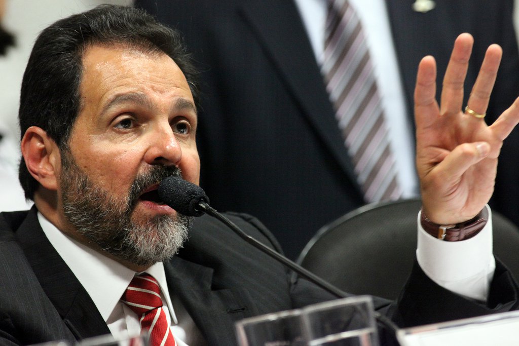 O ex-governador do Distrito Federal Agnelo Queiroz (PT) participou das manifestações contra o impeachment da presidente Dilma; o petista rebateu algumas declarações feitas contra ele pelo atual chefe do executivo Rodrigo Rollemberg e pelo ex-senador Valmir Amaral; Agnelo desmentiu a acusação feita pelo seu sucessor de ter deixado um rombo de R$ 3 bilhões nos cofres do governo; O" rombo foi desmascarado. É só ver os balanços que ele [Rollemberg] mandou para a Câmara Legislativa. O próprio Hélio Doyle [ex-secretário-chefe da Casa Civil] desmentiu. Cada secretário tem um número"