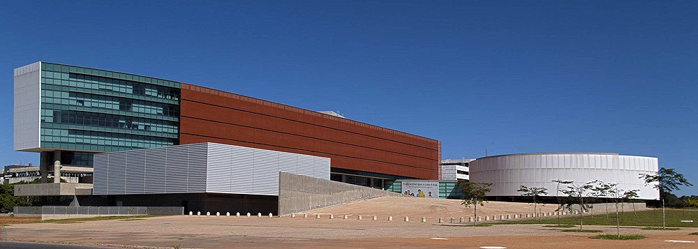 A Câmara Legislativa do Distrito Federal recebeu os dois últimos projetos de lei que integram o conjunto de 11 medidas apresentadas pelo Executivo para viabilizar a proposta de cronograma de pagamento de reajustes a servidores, anunciada pelo governo de Brasília na sexta-feira (23); uma das propostas protocoladas estabelece cobrança pelo uso de áreas públicas e multa anual para casas que invadam áreas verdes, por exemplo; a outra sugere reajustar o Imposto Sobre Serviço de Cartórios, passando a alíquota de 2% para 5%