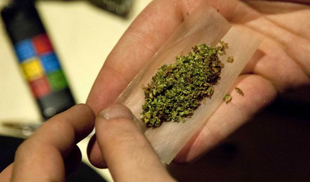 Tribunal Penal da Corte Suprema do México decidiu nessa quarta-feira, 4, que as pessoas devem ter o direito de produzir e distribuir maconha para uso pessoal; ao se pronunciar sobre um caso trazido primeiramente em 2013 por um grupo de defesa que teve negada por reguladores a permissão para cultivar a planta para uso recreativo, por 4 x 1, a corte decidiu que proibir as pessoas de consumir a droga é inconstitucional