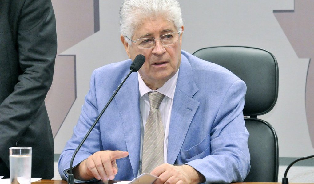 De autoria do senador Roberto Requião (PMDB-PR), o projeto prevê o direito de resposta à pessoa (física ou jurídica) que for ofendida por qualquer reportagem, nota ou notícia “divulgada por veículo de comunicação social independentemente do meio ou plataforma de distribuição, publicação ou transmissão que utilize, cujo conteúdo atente, ainda que por equívoco de informação, contra a honra, a intimidade, a reputação, o conceito, o nome, a marca ou a imagem”