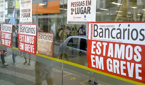 Bancários de todo o país entraram, nesta terça-feira (6), em greve por tempo; categoria pede reajuste salarial de 16% (reposição da inflação mais 5,7% de aumento real), entre outras reivindicações; Federação Nacional dos Bancos (Fenaban) ofereceu 5,5% de reajuste para os salários e vales, além de um abono de R$ 2,5 mil, não incorporado ao salário
