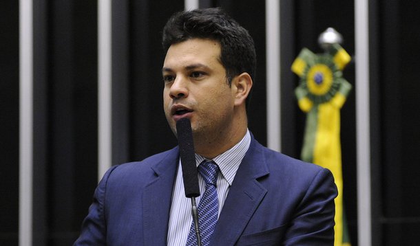 O adiamento da sessão do Congresso desta terça-feira que analisaria vetos presidenciais deve-se muito mais a uma questão interna do Parlamento do que a uma insatisfação com o governo, avaliou o líder do PMDB na Câmara, Leonardo Picciani (PMDB-RJ); “Amanhã vocês vão ver, o governo vai botar o quórum para encerrar essa contenda”, afirmou