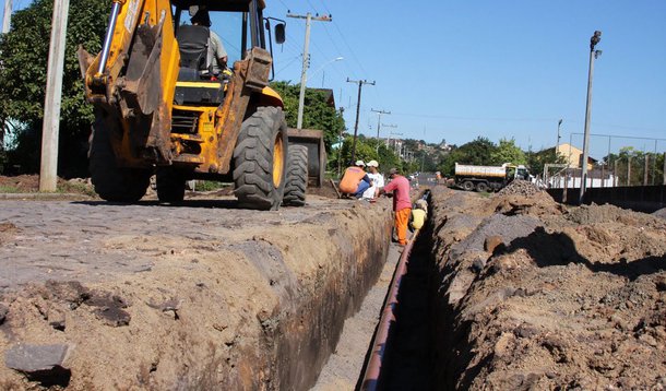 O governo do Maranhão, por meio da Companhia de Saneamento Ambiental do Maranhão (Caema), está implantando no Bairro Bacuri, em Imperatriz, 11 quilômetros de rede coletora de esgoto, e realizando duas mil ligações domiciliares; o governador Flávio Dino assina nesta quinta-feira (12) a ordem de serviço para início das obras, que beneficiarão 10 mil pessoas; estão previstas para o município ainda outros investimentos para reabilitação e melhoria do sistema de abastecimento de água da cidade, no valor total de R$ 20 milhões beneficiando uma população de 260 mil habitantes
 