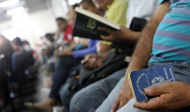 Índice é inferior ao observado em outubro (7,9%), mas superior ao registrado em novembro do ano passado (4,8%), segundo o IBGE; população desocupada, de 1,8 milhão de pessoas, ficou estável em relação ao mês anterior, mas cresceu 53,8% na comparação com novembro de 2014
