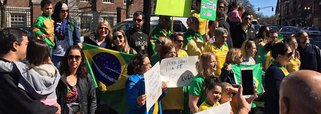 Parte da comunidade brasileira que vive nos Estados Unidos aderiu às manifestações contrárias ao governo da presidente Dilma Rousseff neste domingo; foram registrados protestos e aglomerações em algumas cidades como Boston, Miami, Nova York e Washington; em Boston, estado de Massachusetts, região com a maior comunidade brasileira no país, centenas de pessoas se reuniram no começo da tarde na Praça de Havard
