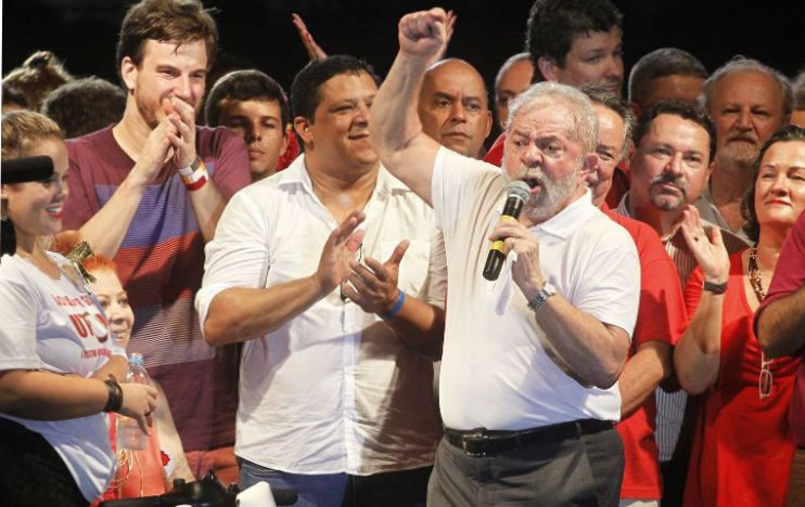 Lula participa de ato cultural pela democracia na Lapa (RJ)