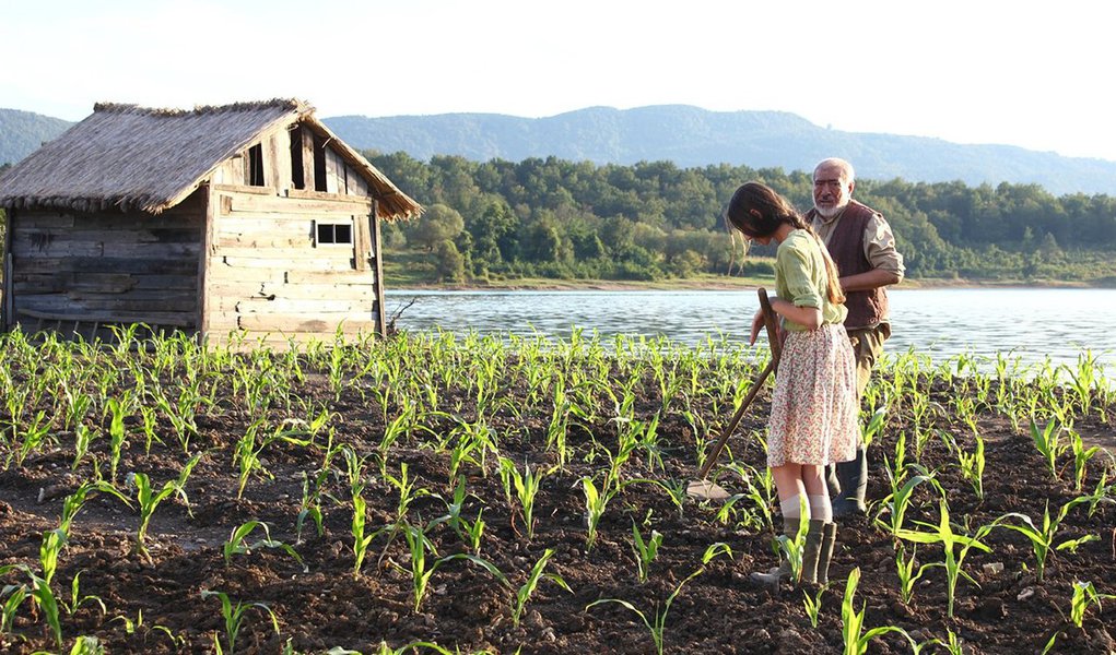 Película filmada na Geórgia pelo diretor George Ovashvili conta a história de um camponês e sua neta que cuidam de uma plantação de milho em uma ilha rio Inguri, divisa entre a Geórgia e a república independente da Abecásia, que estão em conflito desde a guerra de 1992 e 1993; ilhas da região surgem e desaparecem por conta do movimento da água e do vento e esta movimentação marca o amadurecimento da jovem e a obstinação do camponês diante da guerra civil e das forças da natureza