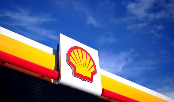 Petroleira Royal Dutch Shell contratou o banco de investimentos Lazard para assessorá-la em um programa de venda de ativos de US$ 30 bilhões; um porta-voz da Shell confirmou que a Lazard foi trazida para assessorar seu time de fusões e aquisições na estratégia de desinvestimentos; ele também confirmou que o BofA Merrill Lynch e o Morgan Stanley foram escolhidos para trabalhar em algumas vendas de ativos