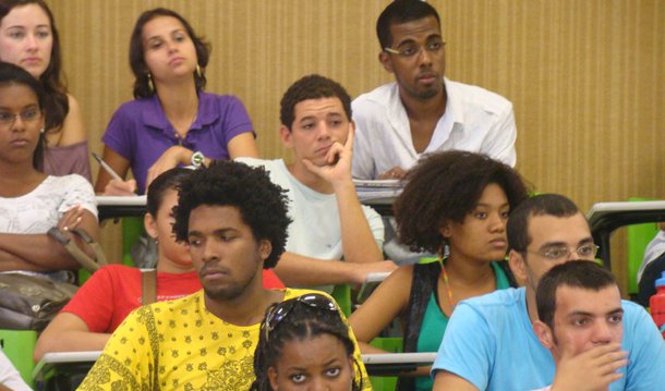 A lei que destina 20% das vagas dos concursos públicos estaduais para negros entrará em vigor nesta terça-feira (29), conforme anunciou o secretário de Estado de Igualdade Racial, Gérson Pinheiro, por meio das redes sociais; a cota será concedida em concursos públicos para provimento de cargos efetivos e empregos públicos no âmbito da administração pública estadual, das autarquias, das fundações públicas e das sociedades de economia mista controladas pelo Estado do Maranhão
