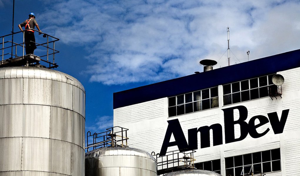 Ambev anunciou nesta sexta-feira, 6, o fechamento de uma cervejaria em Natal, com a demissão de cerca de 300 funcionários diretos; empresa atribui medida ao aumento das alíquotas de ICMS no Estado do Rio Grande do Norte, de 29% para cerveja e 18% para refrigerantes, aliadas ao fim de incentivo fiscal antes existente